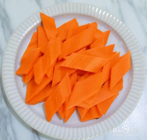 胡萝卜切菱形片怎么切