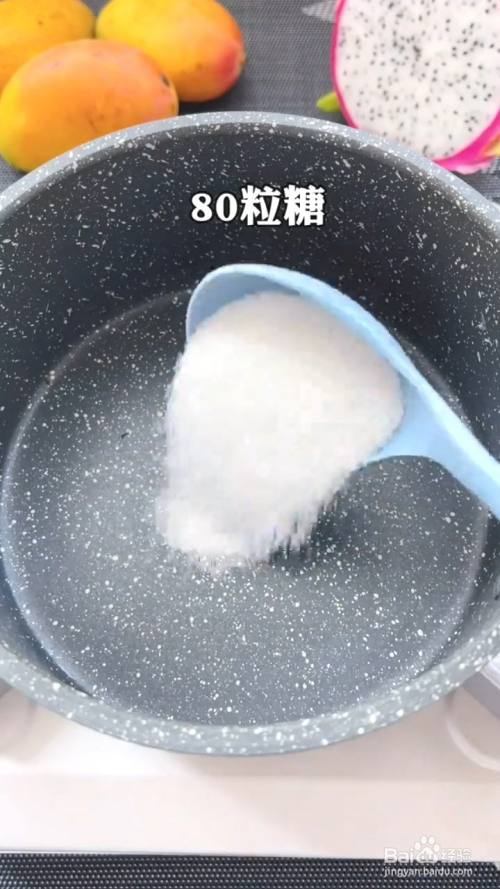 锅中加入30克糖,30克白凉粉,500毫升清水,搅拌煮开