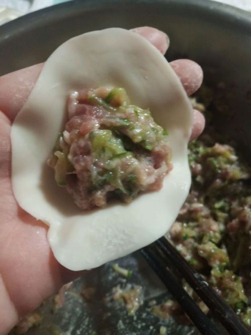 包饺子是把肉馅放在皮的最中间.