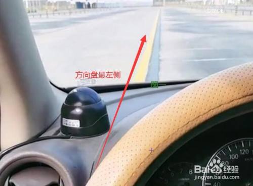 ①最简单一个,看我们方向盘最左侧往前看对应的就是左侧车轮的位置.