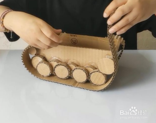 用废旧纸盒做垣克简单