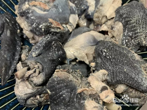 乌鸡肉冷水放进开始氽烫,水滚了即关火,洗净鸡肉