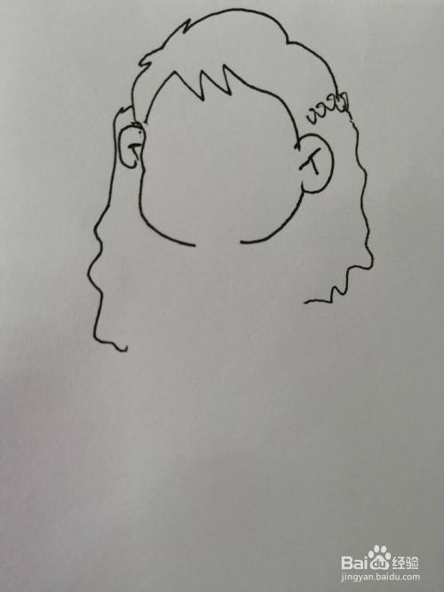第三步,接着我们把可爱的小女孩的漂亮的长头发画出来,小女孩头发