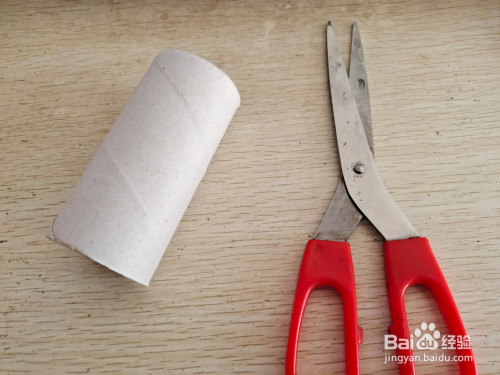 如何用卫生纸的圆环纸壳做可以放钢笔的简易支架