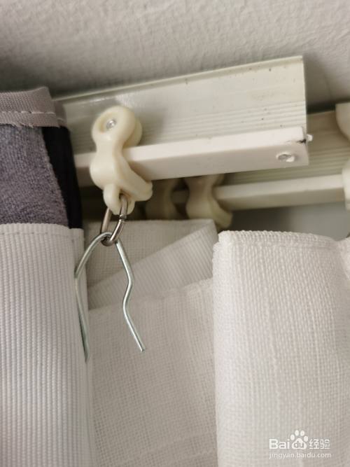挂上窗帘最后一个挂钩; 10 以上就是,窗帘滑道增加滑轮挂钩的方法