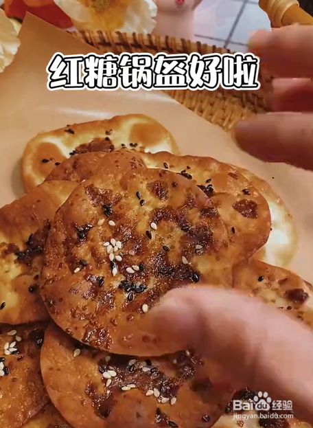 紧接着在上面撒上一点芝麻红糖粉,放入烤箱220度烤,十分钟后取出