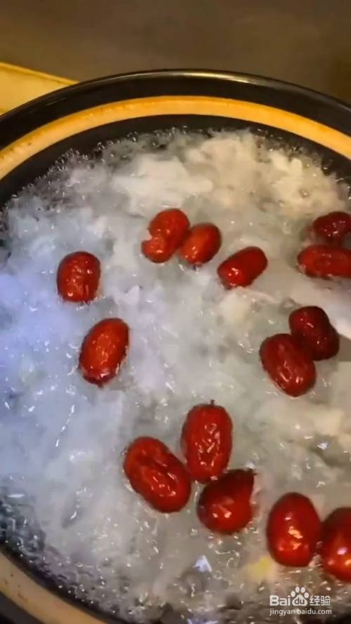 如何制作银耳红枣枸杞汤