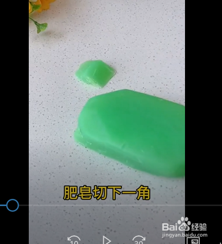 第1步,把肥皂切下一角,投入装满水的锅里