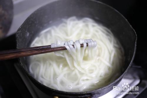 另起一锅煮熟面条,挑入碗中,舀适量牛舌片和汤汁即可