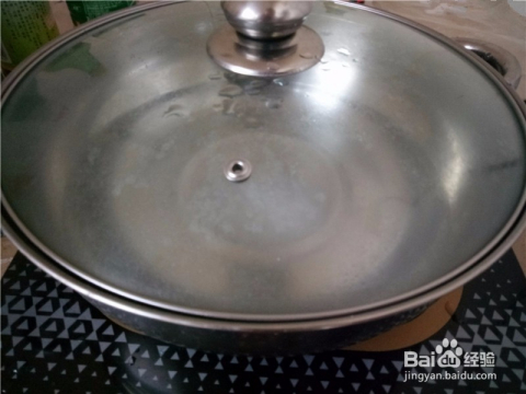 10 烧盐开水 锅内烧开一锅水,放入适量的盐.