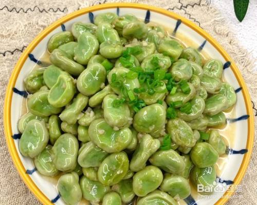 蚕豆的做法有很多,煮,炒,炸都可以,我家独爱这道蒜香蚕豆,百吃不腻.