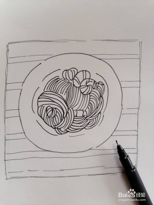 最后在面条周围画一个圆形盘子,底下画一张餐巾,意大利面黑白绘就画