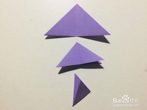 2 2.将折好的三角形,对折,再对折.从正方形开始,总共对折3次. 3 3.