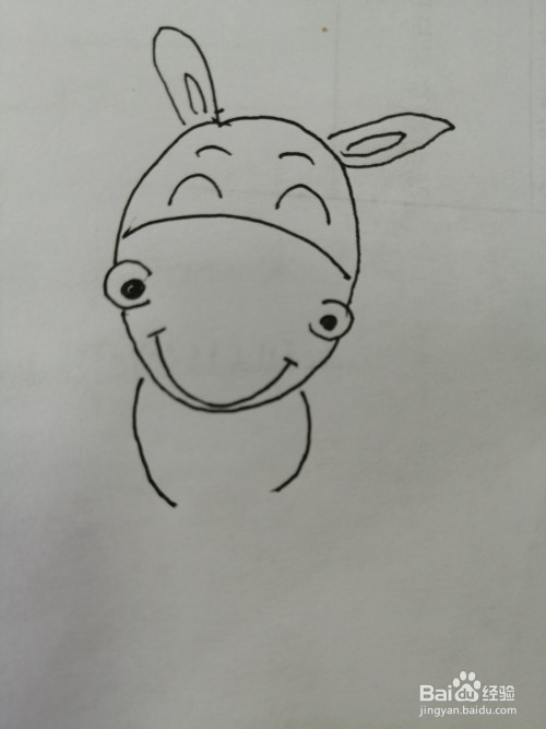 第六步,接着继续画出简笔画可爱的小毛驴的两只可爱的小手臂.