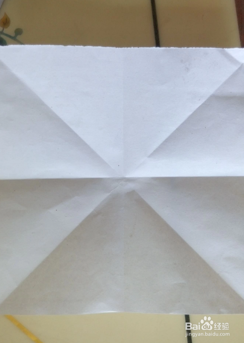 将正方形的纸横着竖着各折一次,再沿两条对角线各折一次,这样折纸有