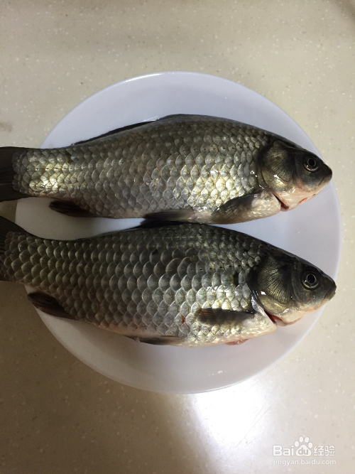 美食/营养 > 荤菜 1 把杀好洗好去掉黑膜又没刮鱼鳞的鲫鱼沥干水分, 2