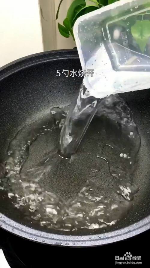 锅中放入5勺水烧开,倒入淀粉水快速搅拌;煮1分钟左右,倒入容器冷却