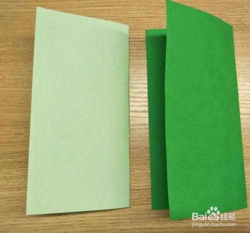 准备一张深绿色和一浅绿色的卡纸,将他们进行对折