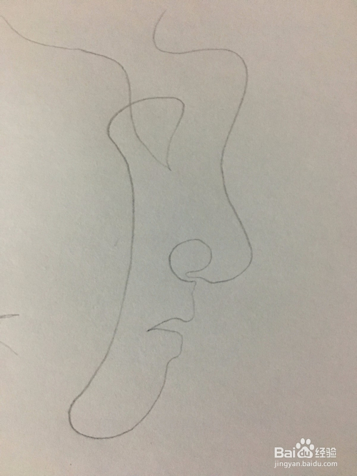 使用铅笔从一条线条开始画一个人的侧脸