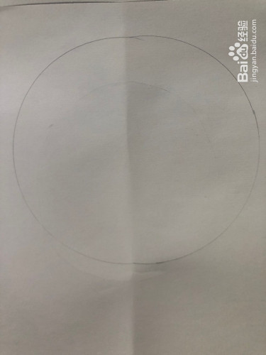 为了让之后的绘制更加的对称,将量角器的尺子放在纸上画一个圆