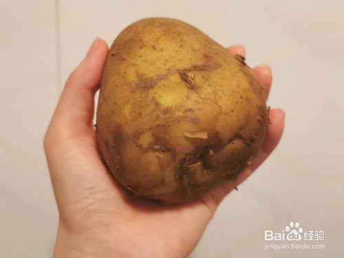 首先将土豆削皮,洗净,切成厚度适中的条状.