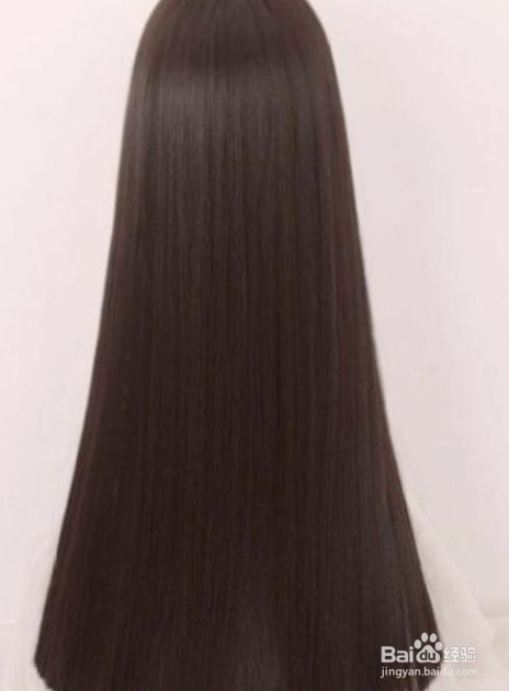 选择直发式的齐发尾长发发型,中分式的长刘海,两边的头发就有极好的修