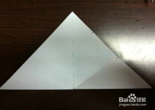拿出一张正方形的纸,把它对角折,折成等腰三角形.