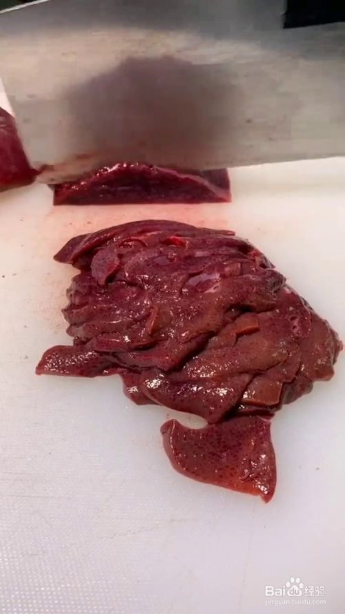 我们将猪肝切片,用清水洗去血水,控干水分加入蚝油,生抽,老抽,生粉