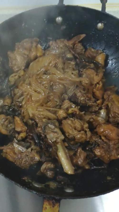 东北名菜小鸡炖蘑菇粉条