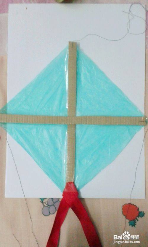 剪三条风筝线,各自绑在另外三个纸板上.