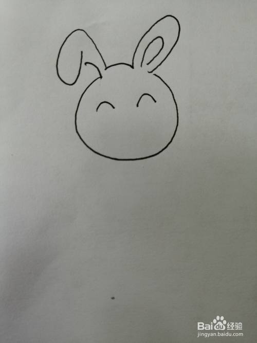 第三步,在可爱的小兔子的头部里面画出两条弯弯的眉毛,画法比较简单