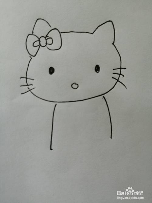 第五步,接着继续画出可爱的凯蒂猫的身体,身体轮廓画法比较简单.