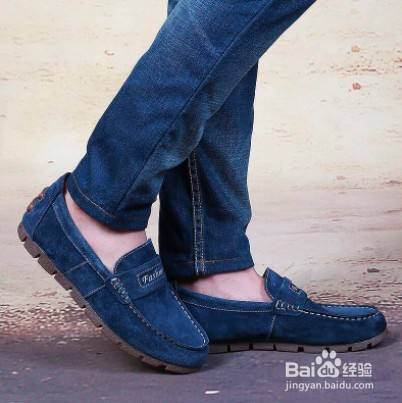 深蓝色豆豆鞋搭配蓝色牛仔裤,可以营造一种休闲的海洋风.