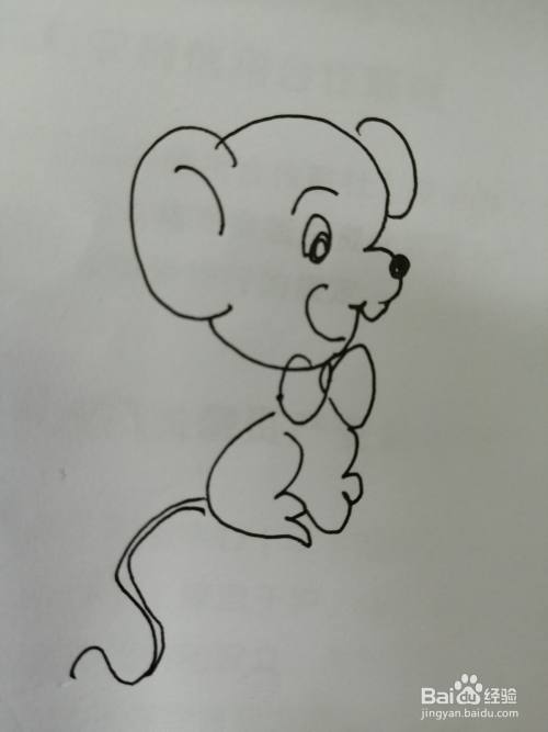 第七步,最后把可爱的小老鼠的小尾巴画出来.可爱的小老鼠就画好了.