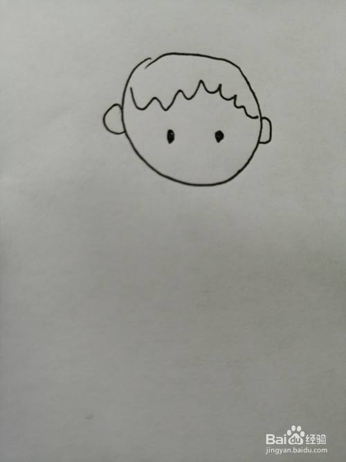 第三步,接着在小男孩的头部里面画出黑色的眼睛和小嘴巴,画法比较简单