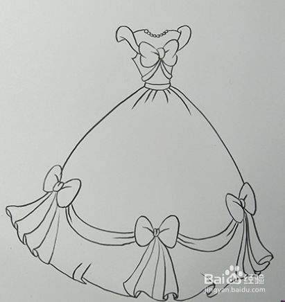 接着画出公主裙的下半身,裙子的尾部有蝴蝶结,非常的漂亮,注意画出