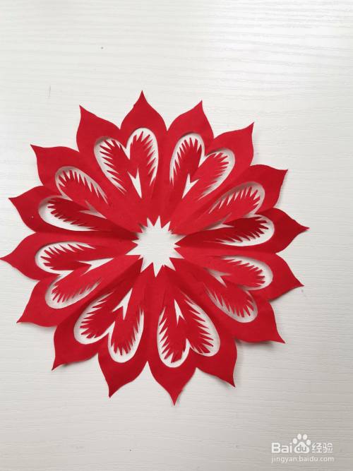 用彩纸做元旦手工剪纸:大红花