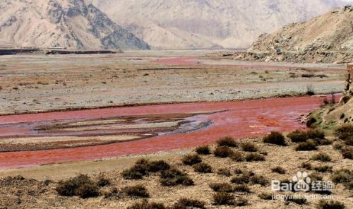 青海红河谷的水为什么是红色的