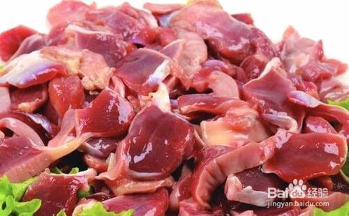 鸡胗是补铁食品,对于缺铁的人经常食用鸡胗补充铁元素,可以起到补血的