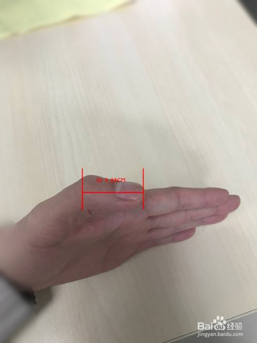 弯曲大拇指的第一关节如图所示