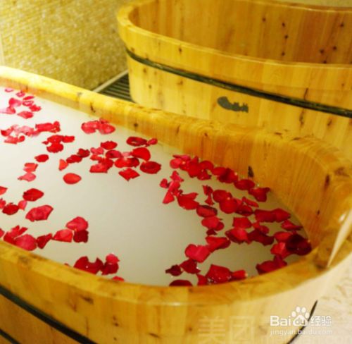 洗澡的时候,在浴缸撒上新鲜的玫瑰花瓣,进行泡澡,有美白润肤的效果.