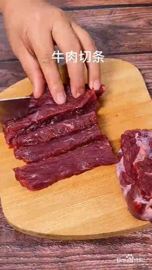 首先准备350克牛肉,切条加入30克烤肉蘸料,20克料酒10克生抽,20克