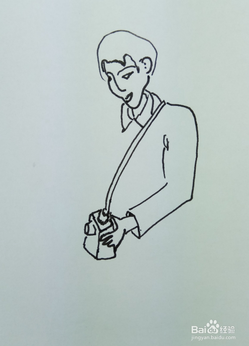 并且画出摄影师左边的胳膊,他正用手拿着他的相机