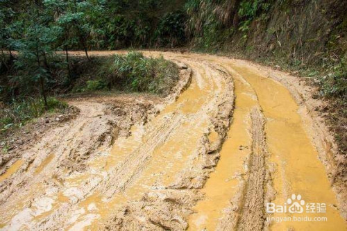 在泥泞道路上行车时,采取的正确做法是什么?