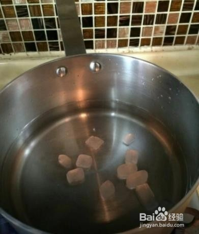 1l的水加入10颗单晶冰糖煮至沸腾.