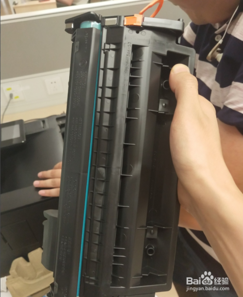 拉出封条后的墨盒需要尽快使用,否则墨会慢慢干掉哦.