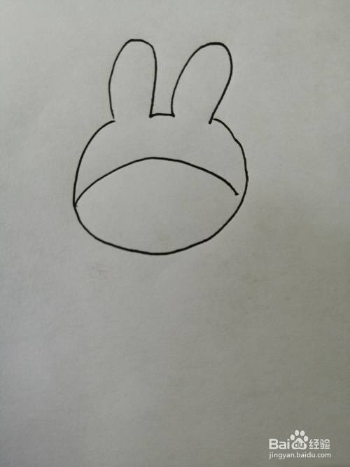 第二步,接着继续画出可爱的小兔子的头上的漂亮小花,小花画法比较简单