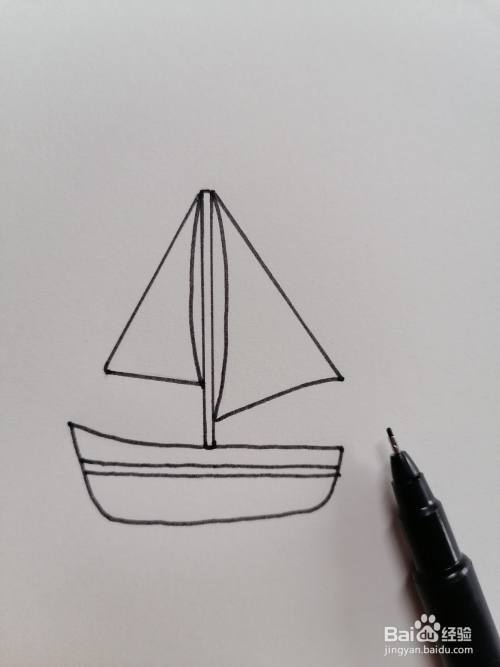 最后在船体上画一些简单的装饰线条,帆船简笔画就画好啦