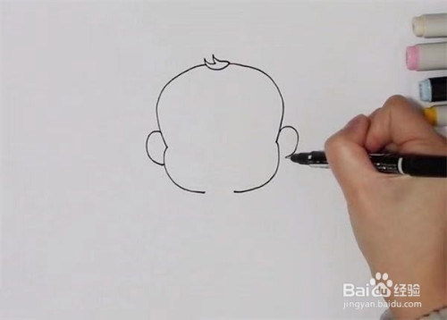 首先我们画出婴儿的头部,头顶一撮毛发,脸颊肉嘟嘟的,两边画上耳朵.