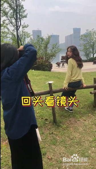 三,坐在木栅栏上,回头看镜头